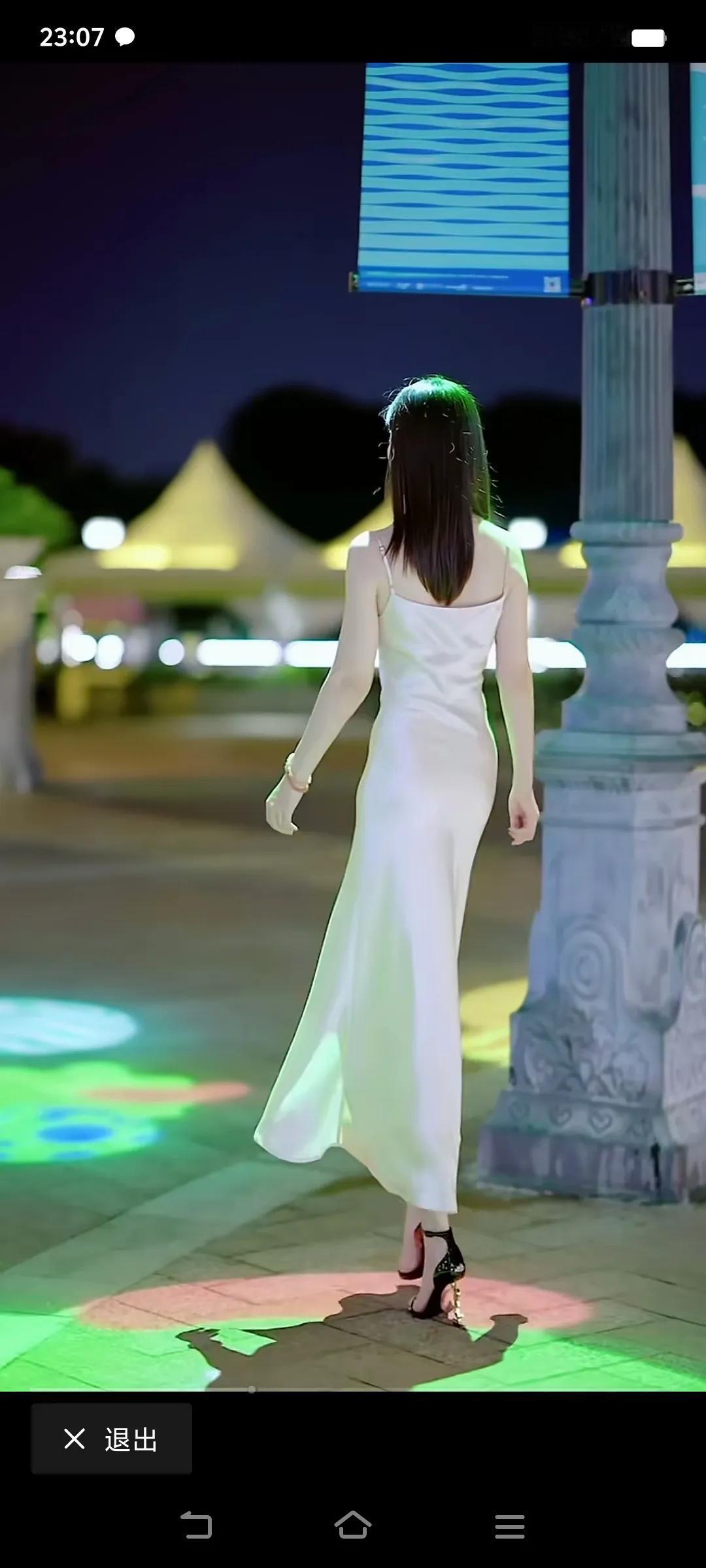 夜色如水，佳人相伴。#与美女散步随拍# #景美人更美🥰# #夜色多美多迷人# 