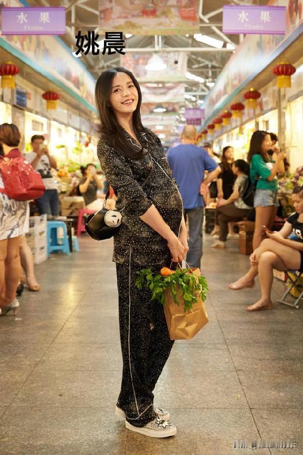 郭富城老婆方媛，三胎孕肚差不多有6个多月了，但她只长了肚子，四肢仍然很纤细，感觉