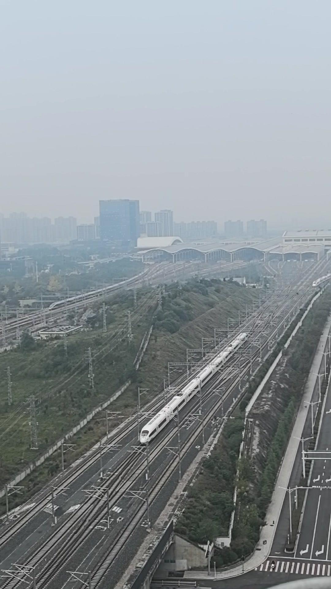 三高铁如巨龙般在城市天际线蜿蜒，驶向徐州东的模样震撼又治愈！
1️⃣高铁行驶：三