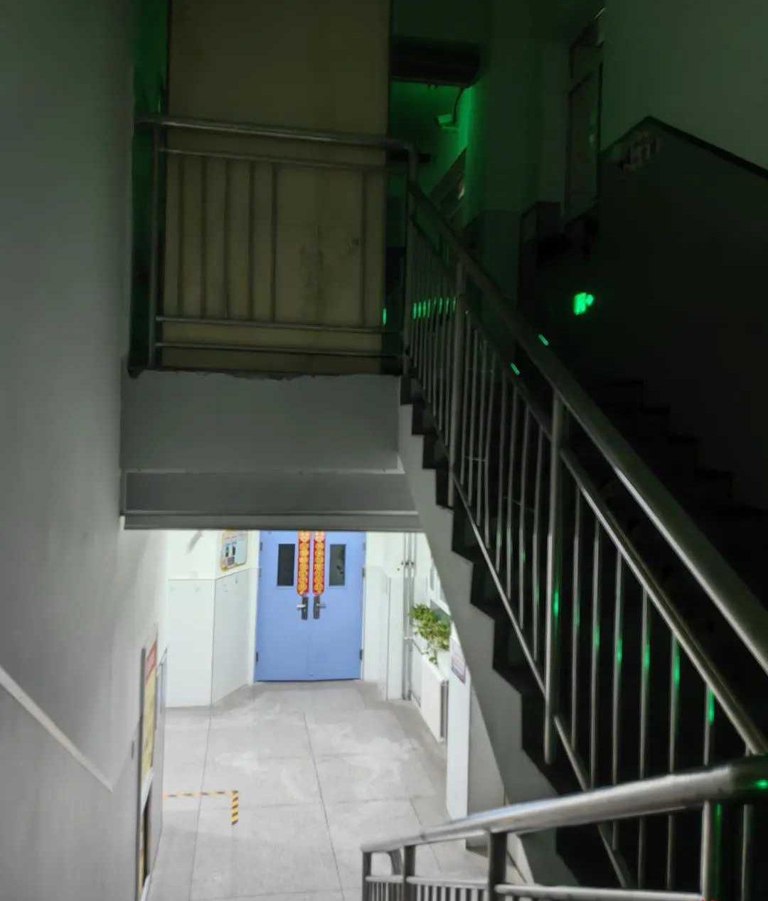 【青海西宁：小学生课间玩闹致护栏坍塌坠楼，牵出新建教学楼质量问题】

3月19日