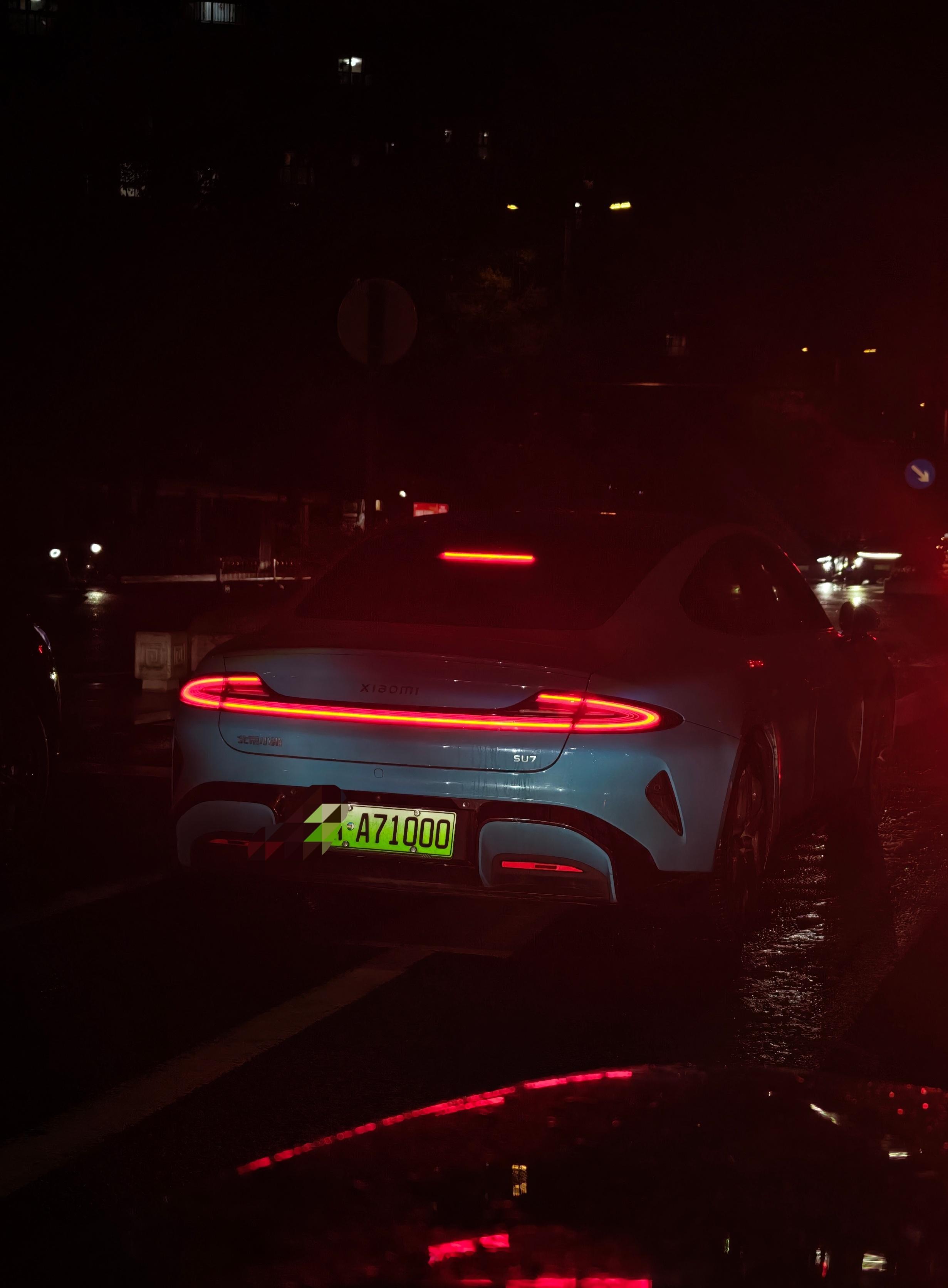 又在路上遇到一个和我车牌相似的车，这次是小米SU7我和汽车的日常