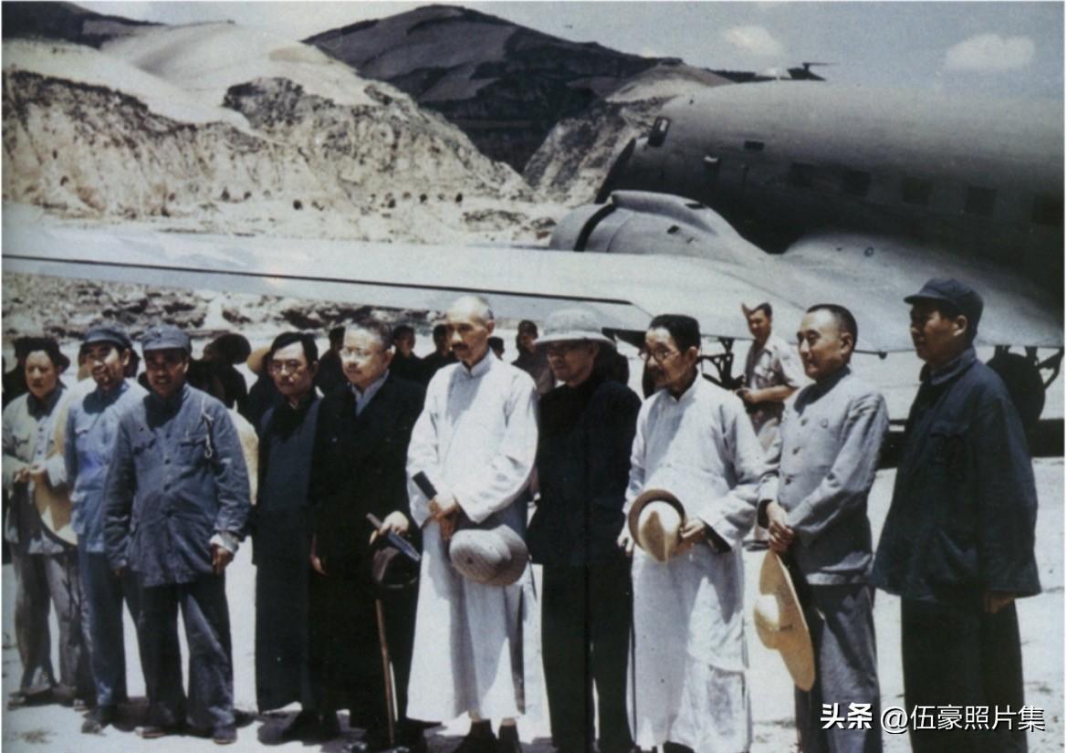 1945年07月，​毛泽东、周恩来、朱德等到机场迎接来延安访问的国民参政会参政员
