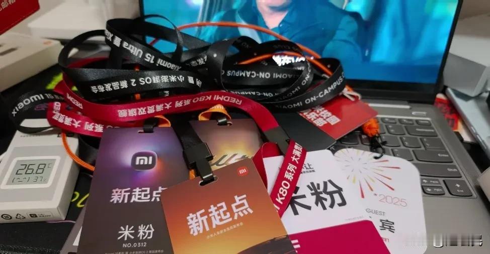 一位米粉分享自己参加过小米发布会的胸牌，以及部分小米产品。看了这个胸牌就知道小米