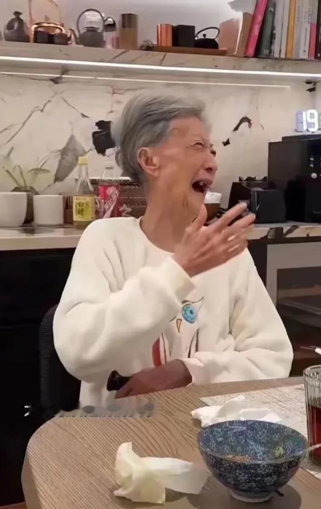 那个曾经对伊能静不屑一顾的前婆婆，现在也老了！