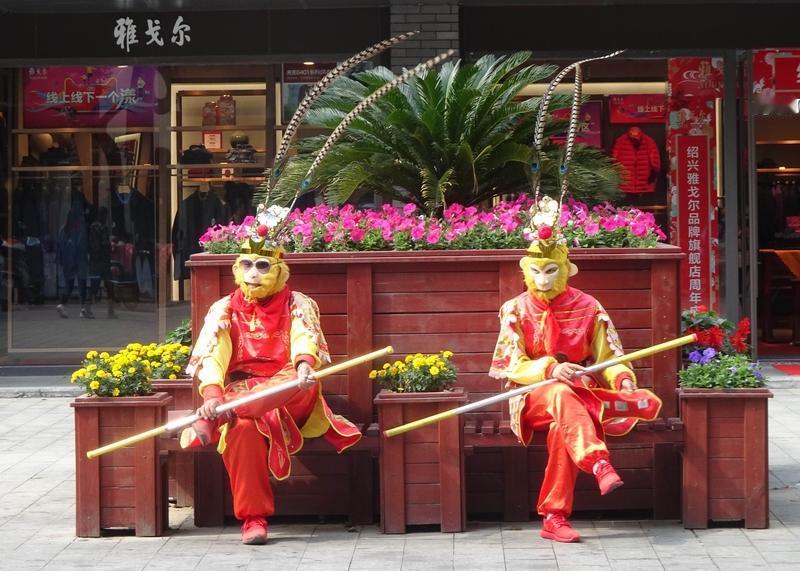这是《西游记》的故事，它探寻着人类文明的逻辑，蕴藏着道德真经。不畏路途遥远、山险