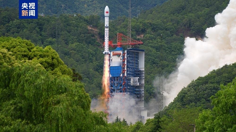 【我国今年第25次发射】北京时间今天14时35分，我国在西昌卫星发射中心使用长征