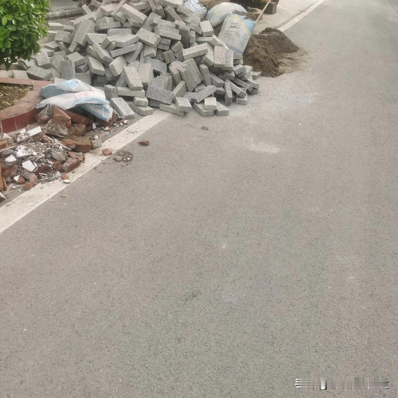 邻居老头让我腾我家屋门口的位置给他家用。

早晨，我正在楼上梳洗，只听楼下小狗不