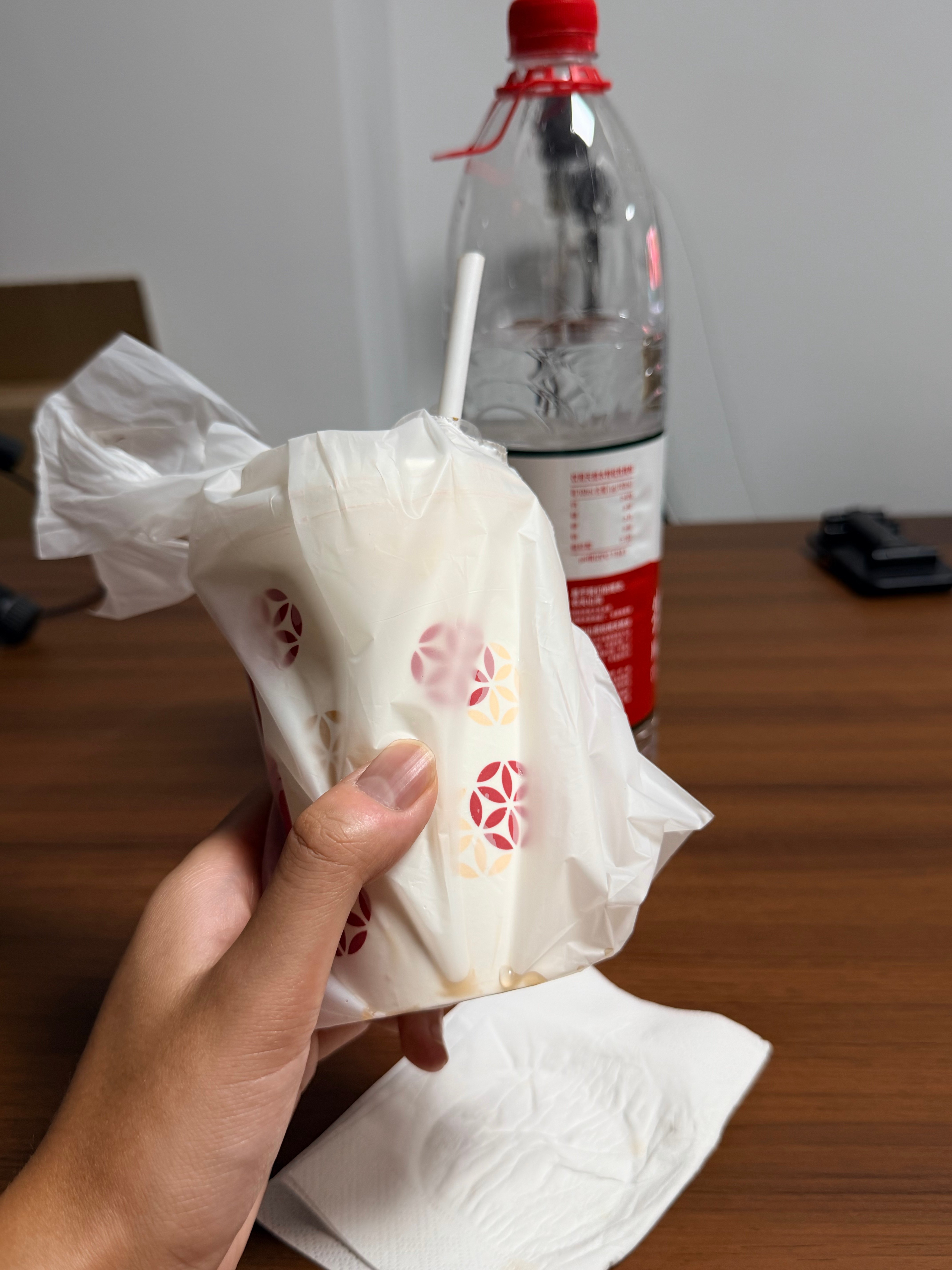 中午的一杯可乐喝到现在还没喝完，总觉得没有矿泉水好喝啊……  ​​​