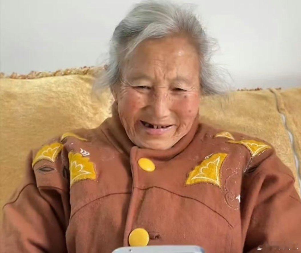 短剧和AI成为老年人情绪价值新来源老年人有自己的电子闺蜜短剧填补空闲时光，AI化