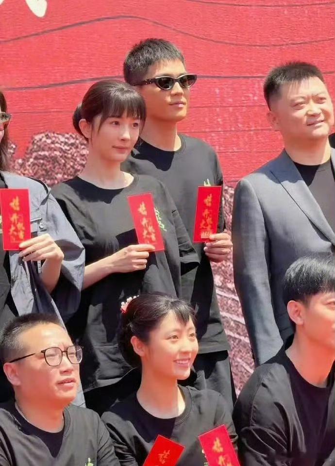 杨幂欧豪新剧《生万物》开机路透好有年代感，和之前的角色完全不一样的感觉，期待一下