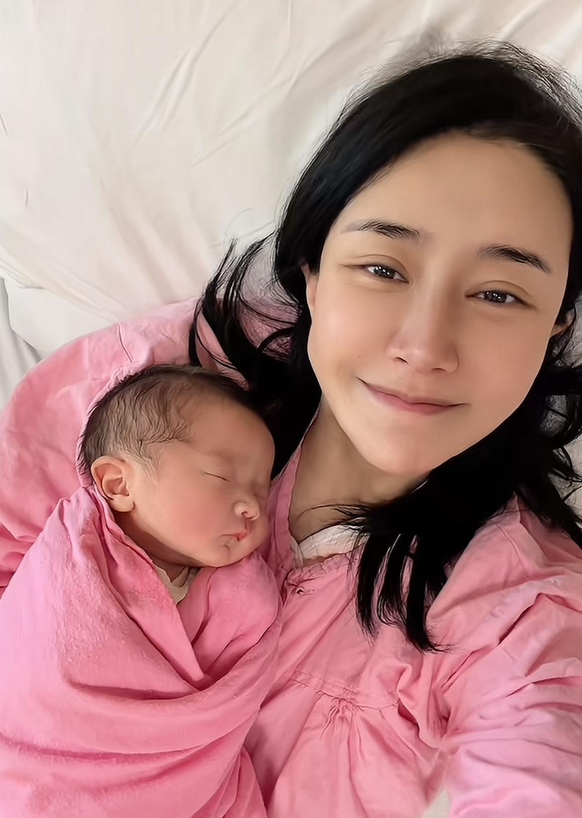 生了，生了，终于生了，而且还是顺产，出生就是香港身份，着实不容易。
1月28号，