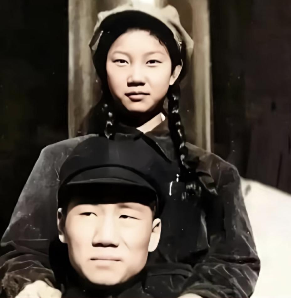这是毛岸英和妻子刘思齐（又名刘松林）的真实合影，都看看吧，俩人郎才女貌，好有夫妻