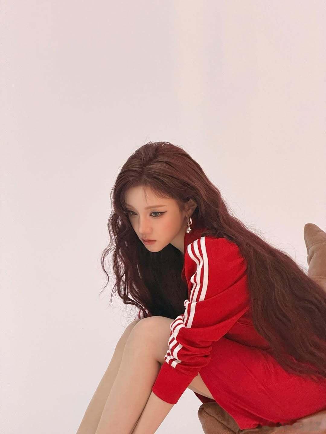 宋雨琦复古运动套装+银闪老爹鞋，把街头感和甜妹感焊在身上！ 