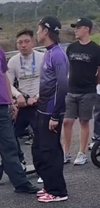 林小满说，我爸说了，不要和黄毛以及帽子反戴的男人谈恋爱，都是流氓！oi妈妈在笑什