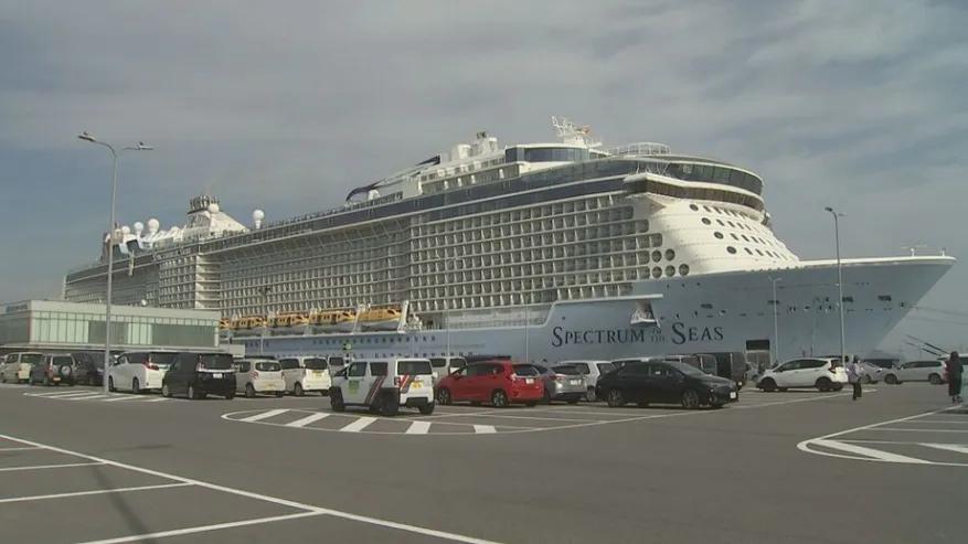 中国赴日团游切换目的地，“停日游”让日本民众更开心。
日本网友喊话"愿他们在其他