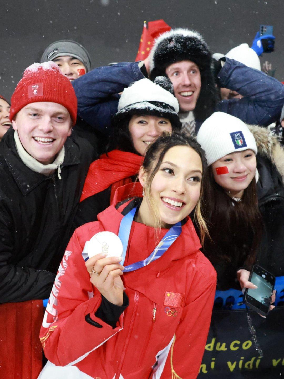 谷爱凌米兰冬奥第二枚奖牌谷爱凌拿着银牌和粉丝们大合影，真的超棒的 
