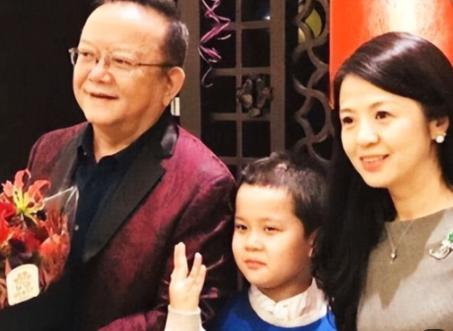 2006 年，58 岁的王刚三婚娶了小他 20 岁的郑艳东。新婚之夜，王刚对郑艳
