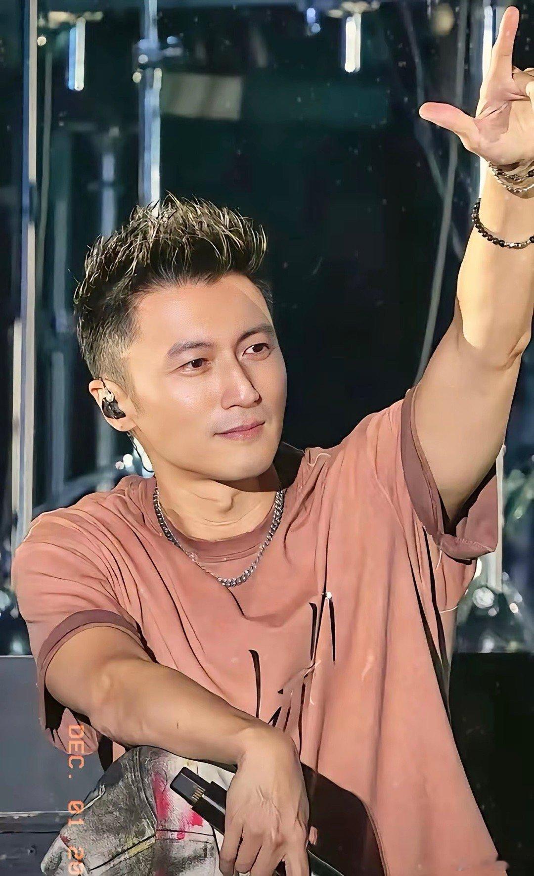 谢霆锋这一手，属实是给娱乐圈那些光动嘴不动真格的人上了一课。500万港币，没发通