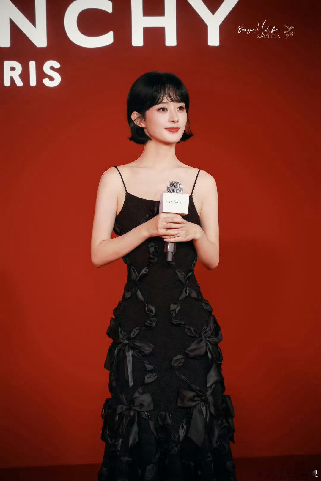 赵丽颖姐姐果然美丽 气质不减当年干练短发➕吊带黑色长裙，好美的赵丽颖哇这腰身也太