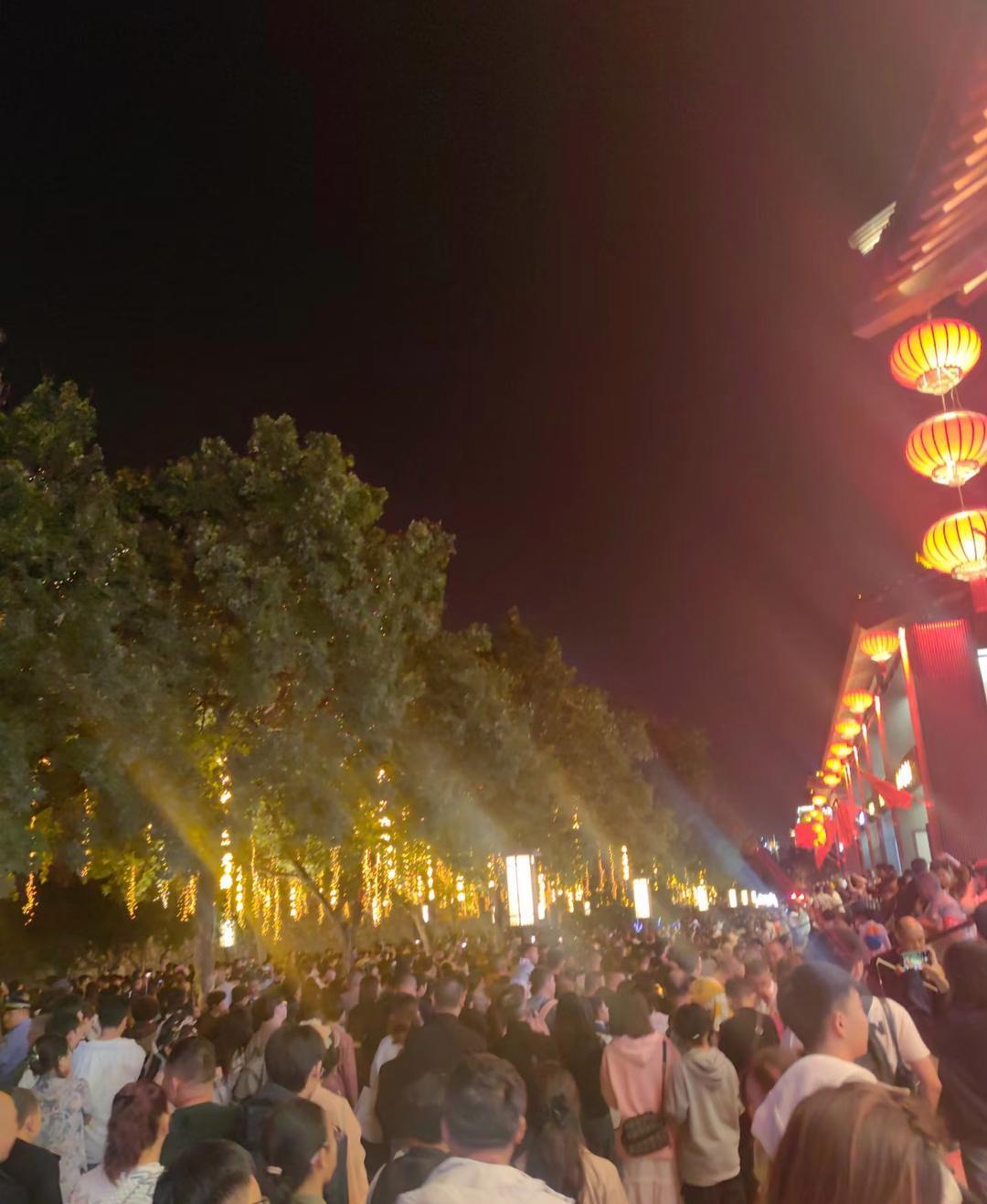 大唐不夜城真的太魔幻了!外面挤爆，里面空到离谱!
去了西安大唐不夜城，真的被眼前