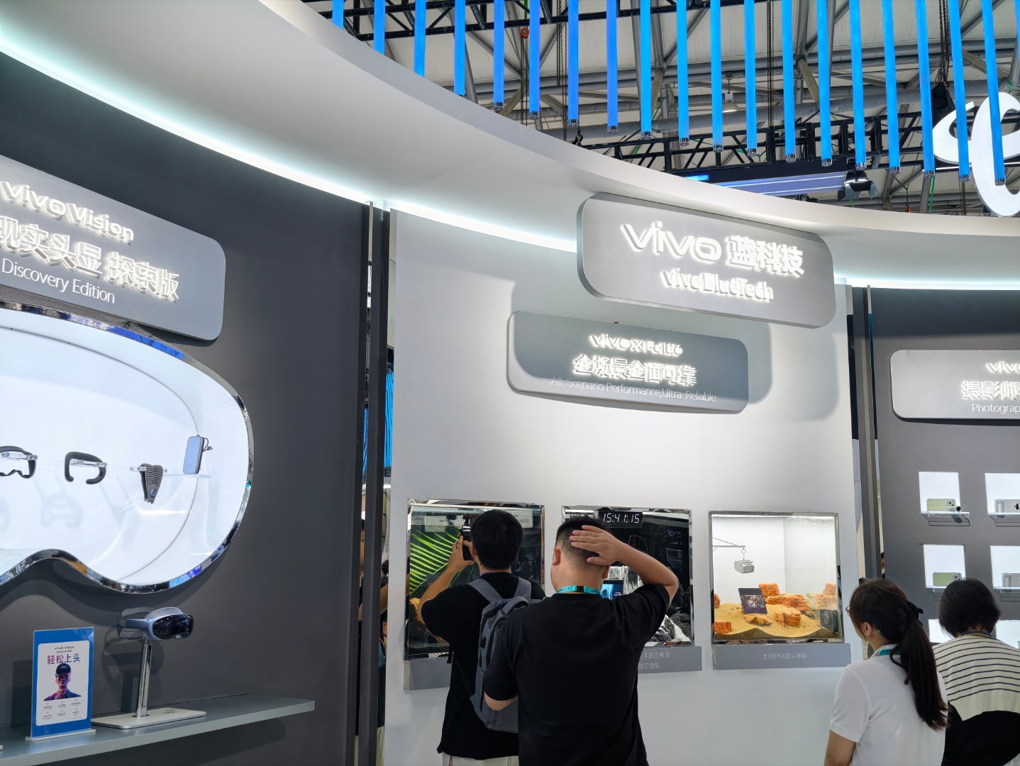 来看看MWC26的vivo展台，人气确实挺高的。这次整个展台围绕即将发布的viv