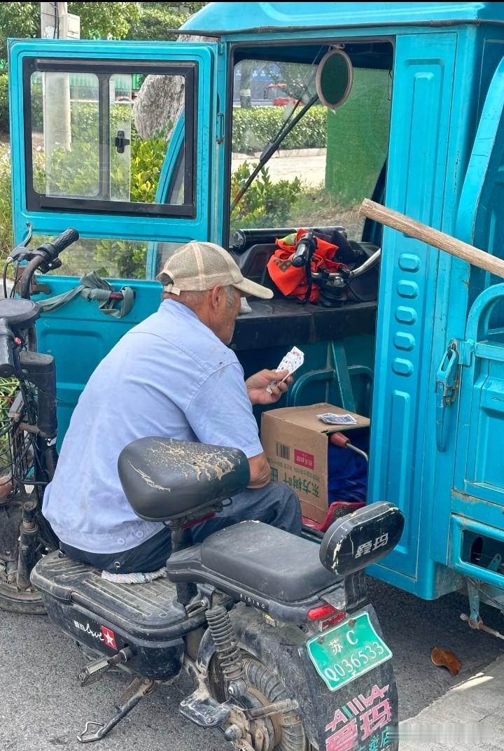 事实证明男人老了也不靠谱，买个菜回家路上遇到熟人掏出牌就地打牌、这精神状态真的好