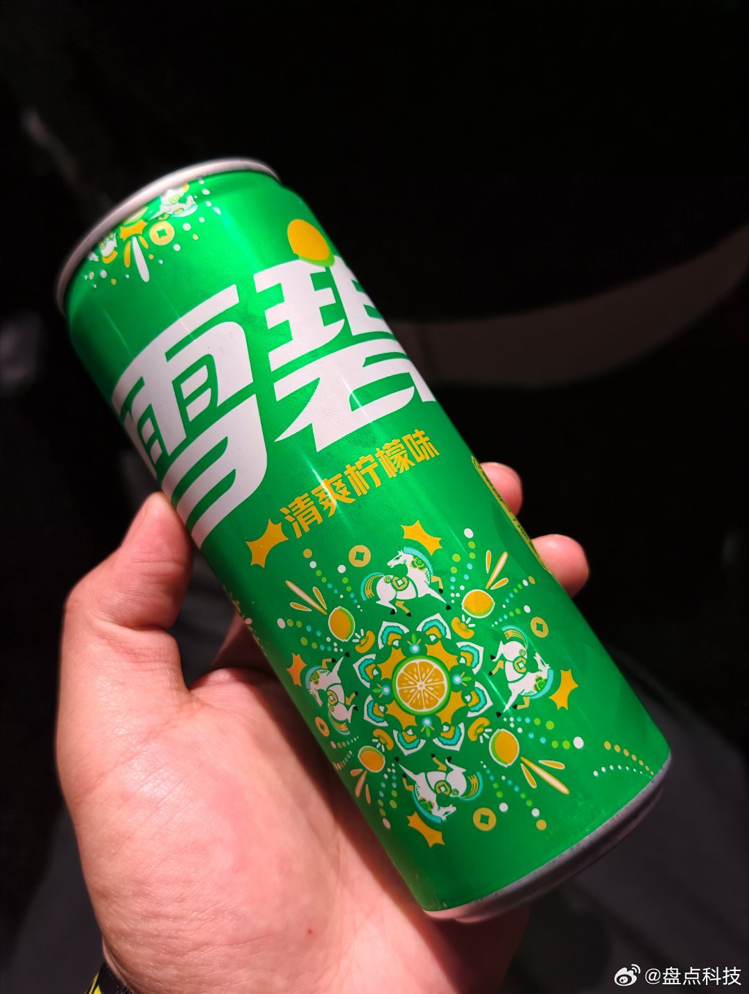 LOTUS莲花FORME全球技术活动现场，品牌方给大家准备了一瓶冰镇饮料，让大家