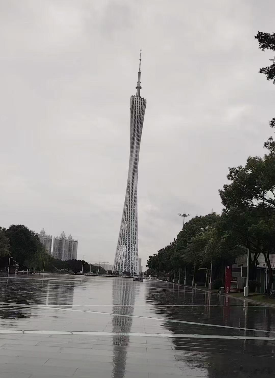 广东人被雷雨暴击了广东遭遇连环雷雨暴击⚡暴雨雷电轮番上线，天气随机切换，提醒广东