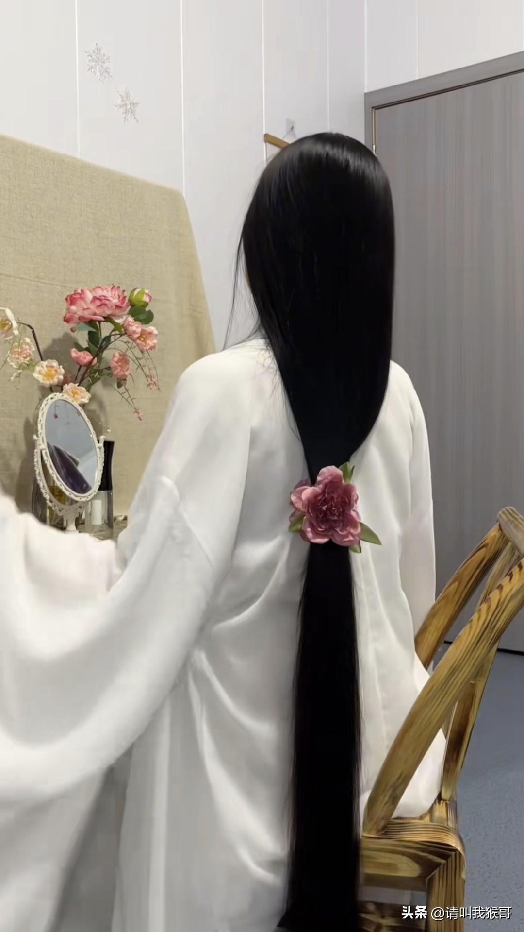 长发配上丝绸，那感觉简直绝了