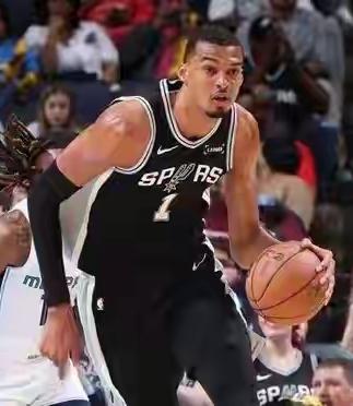 之前看快船保罗，格里芬打球。
所谓的空接之城
就是冲起来以后
保罗把球往空中扔