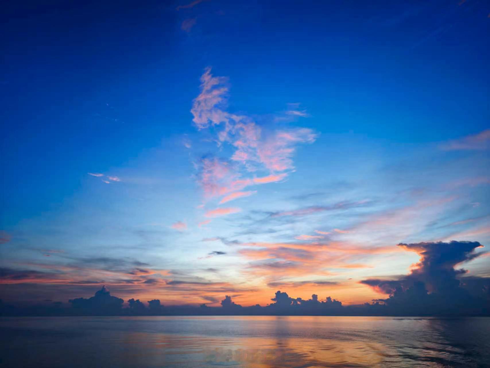 军号小夜灯 海风轻拂，夕阳相伴，这一刻的浪漫，分你一半。晚安，早点休息~（张彬 