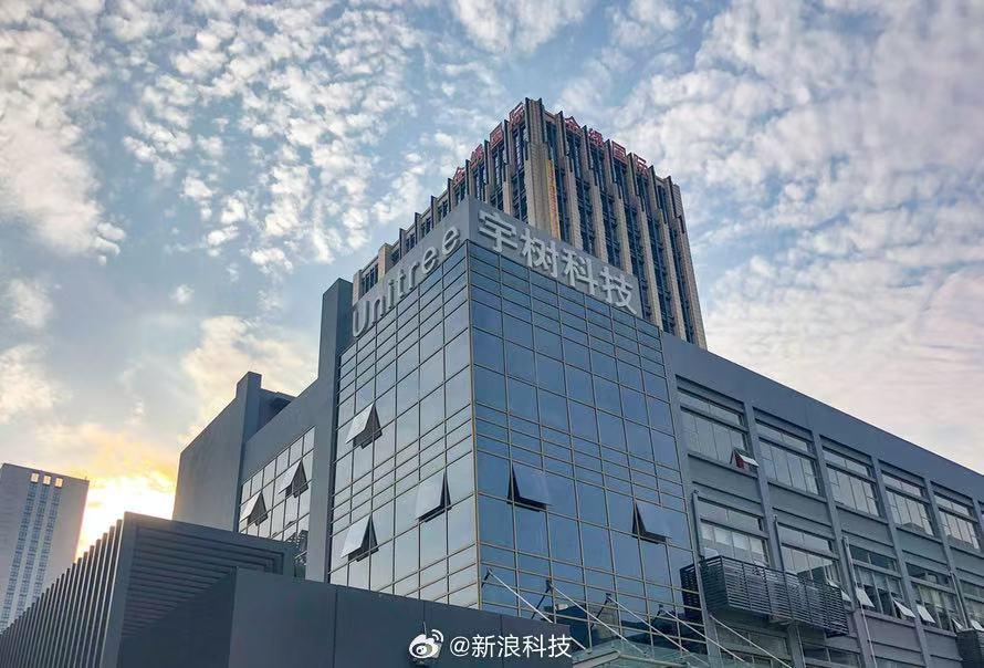 英伟达CEO黄仁勋近日宣布，将与宇树科技联合发布新一代人形机器人参考设计"H2 