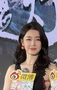 迪丽热巴现在的年龄真的是有点明显了。 