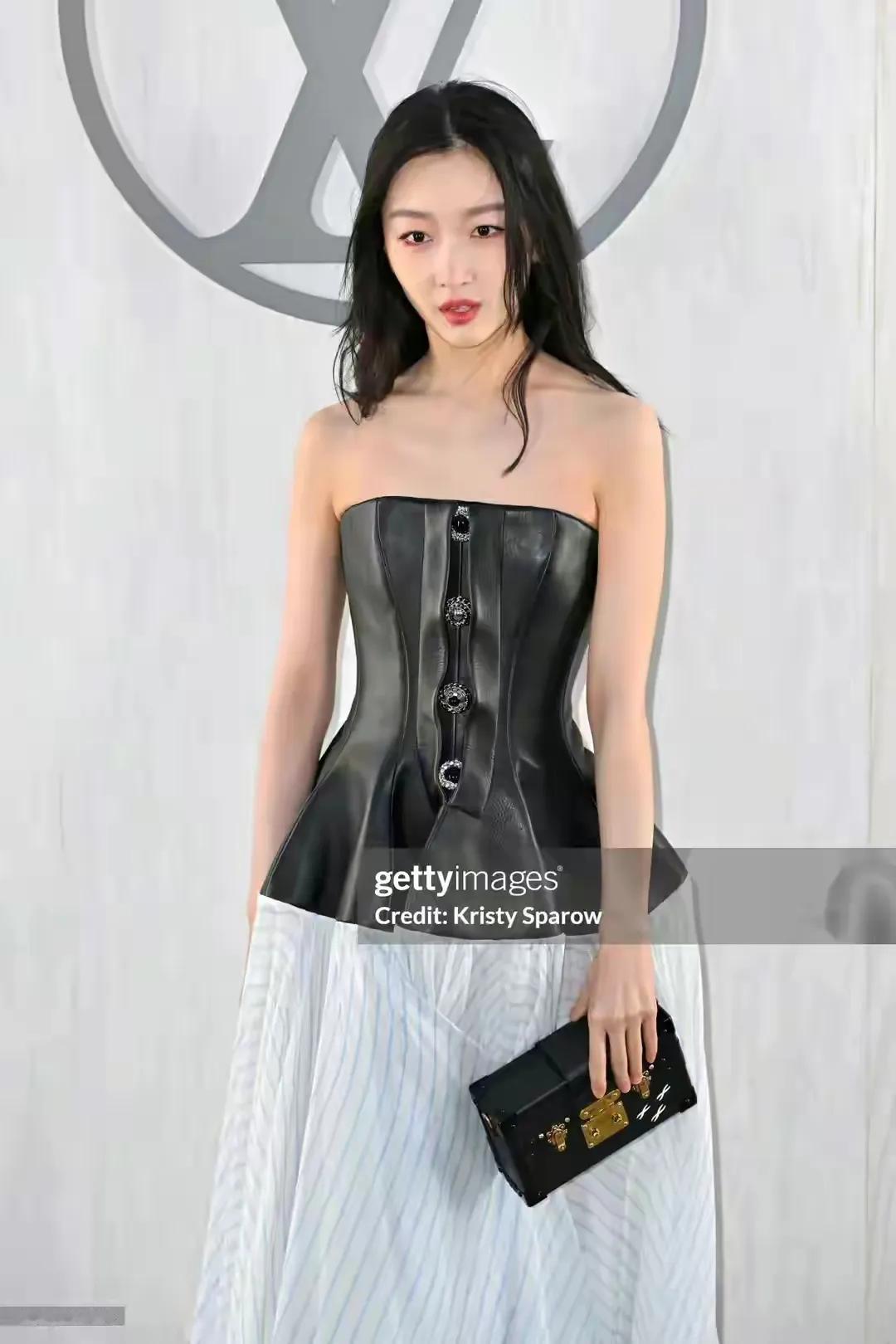 🈶位去看秀的富婆向LV投诉了周冬雨。这位富婆称周冬雨在品牌要拍照时不配合，服务