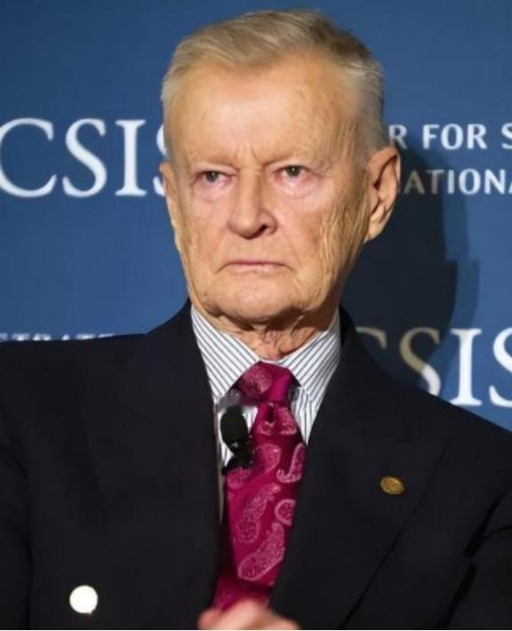 美国一个顶尖的战略大师，晚年翻来覆去就一句话：我们犯了个天大的战略错误，就是在2