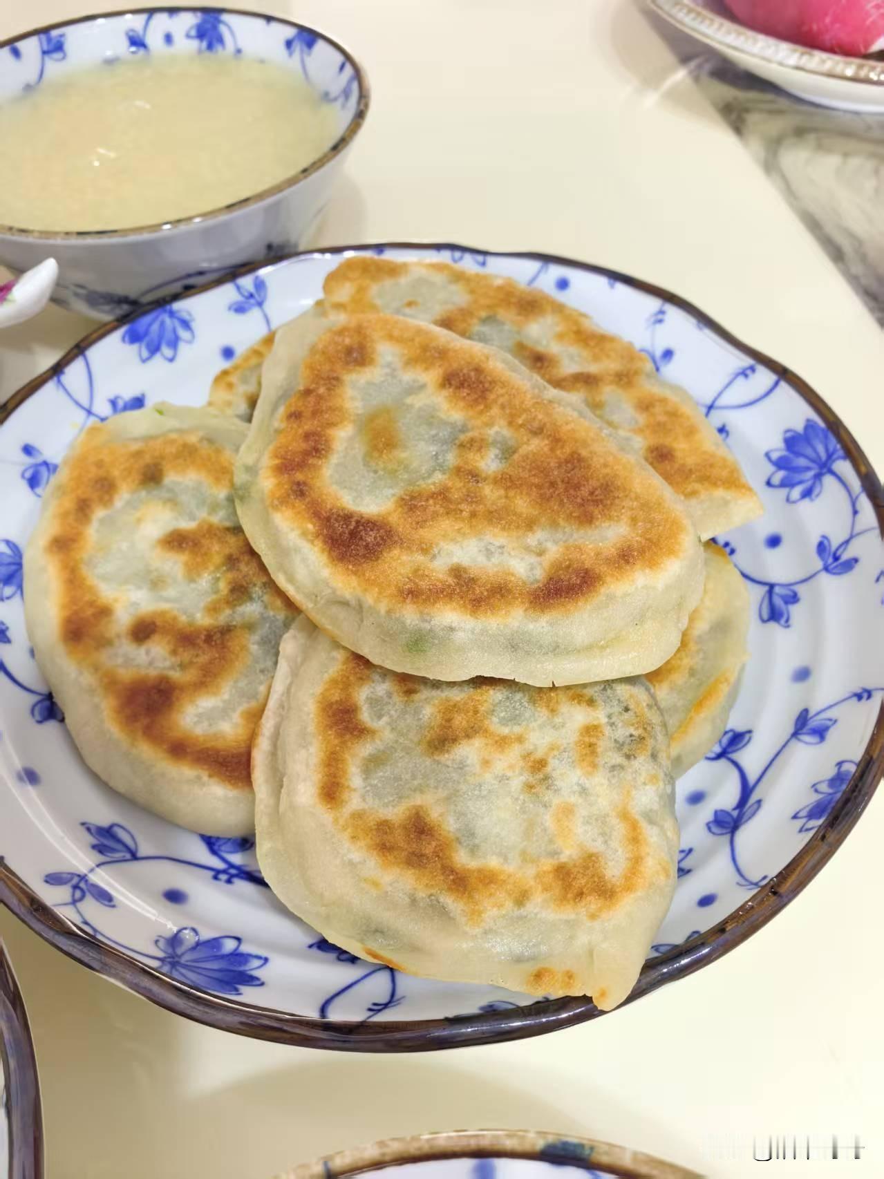 问：职场人和饭桶有啥区别？
答：饭桶只吃饭不画饼，职场人边吃饭边被画饼。