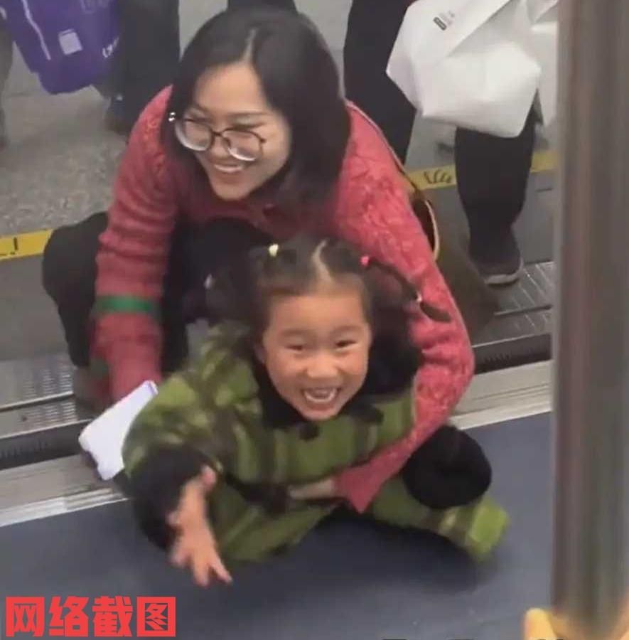 四川有小女孩坐地铁遇到小哥哥。

只是小女孩面对这意外遇见的小哥哥，一下在她自己