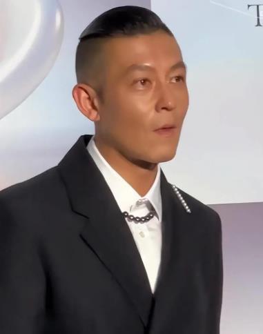 陈冠希人肉素人老婆   陈冠希女儿学校被烧毁  其呼吁为学校捐款帮助重建。有网友