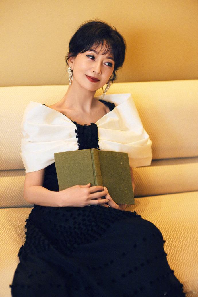 美人风骨的正确打开方式 都说美人在骨不在皮，看赵雅芝就全明白了。她的美不止于容貌