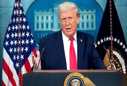 一支望不到头的车队，浩浩荡荡开进了伊朗。
但车上坐着的，不是伊朗自己的兵。而是一