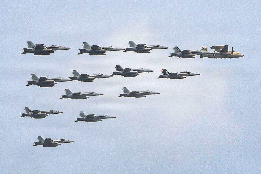 美国大举增兵中东：《华尔街日报》报道称，美国正在向中东地区增派部队、医务人员和武