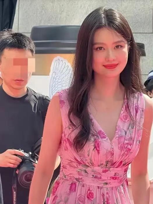 已婚的乔欣变得珠圆玉润，一副贵妇姿态，由此可见生活非常舒心。