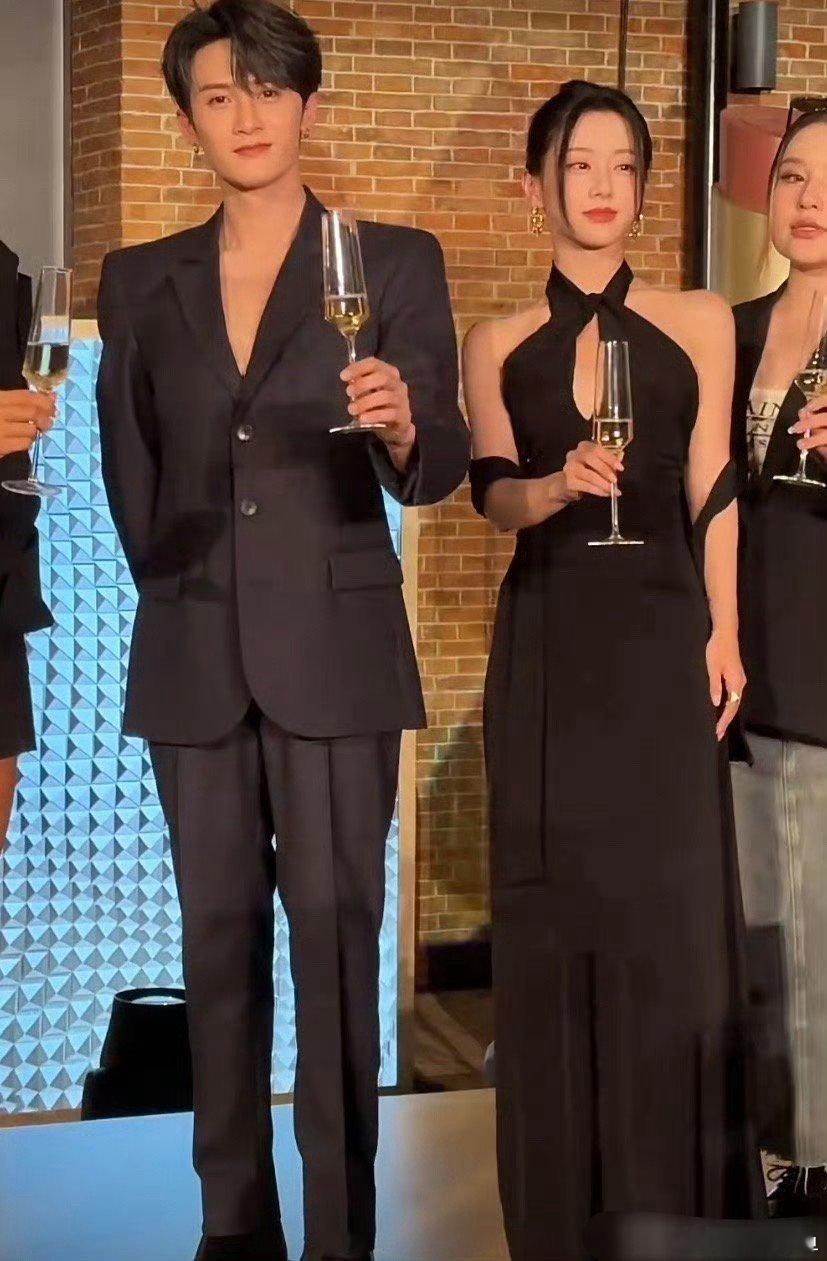 这样的女演员才适合和檀健次搭戏，能够体现出身高差，也是很不容易了。 ​​​