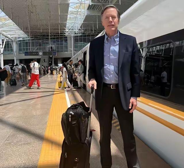 拜登时期的美国驻华大使伯恩斯，日前在波士顿的一场活动中大声疾呼：“我们要重视中国