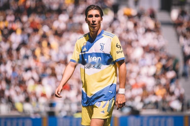 佩杜拉：科莫有意尤文中场米雷蒂，准备提交一份重要报价据意大利记者佩杜拉透露，科莫