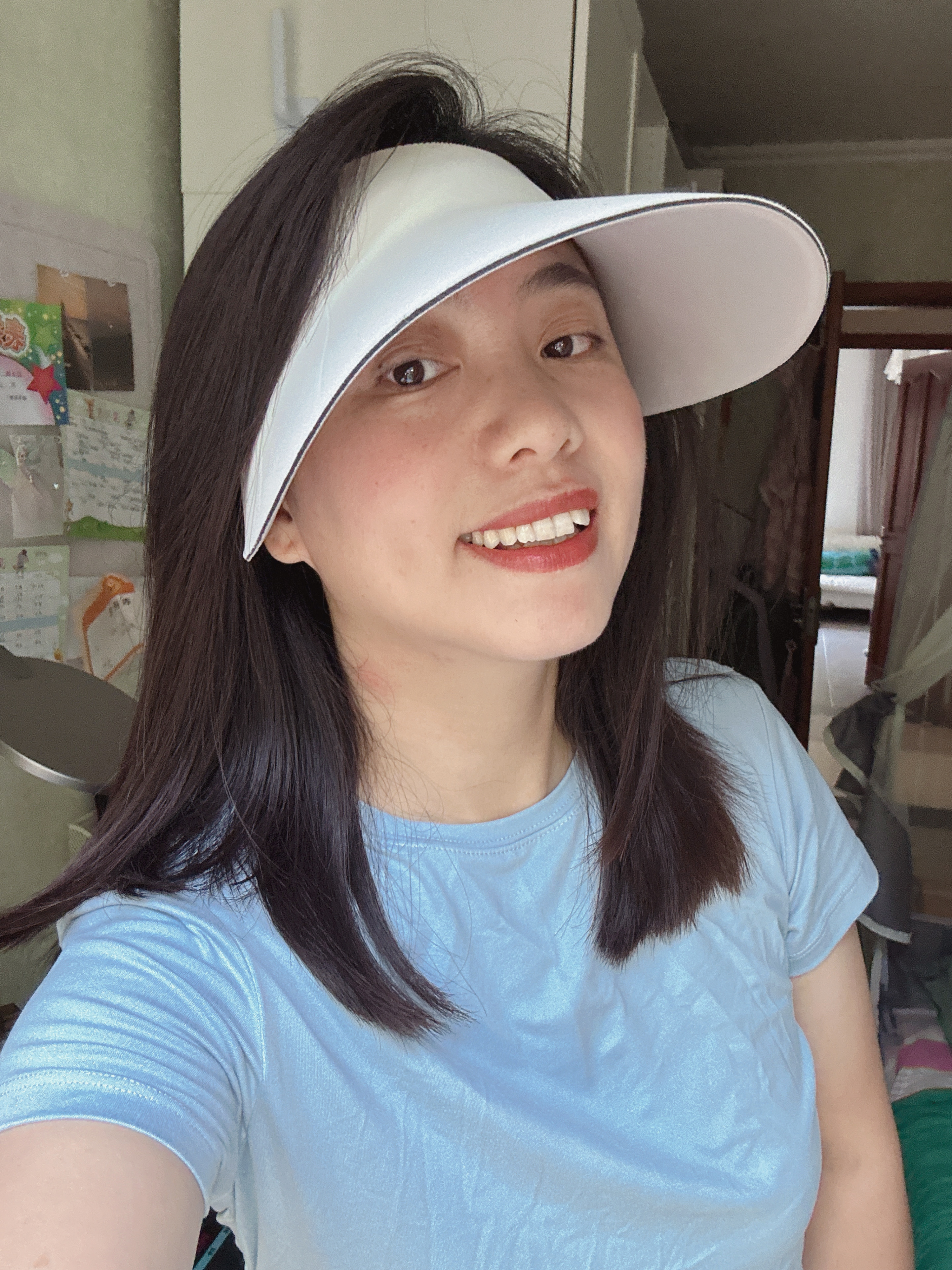 我脑袋真的很适合戴这种大帽檐的帽子，显的我脸小，头发也不塌 