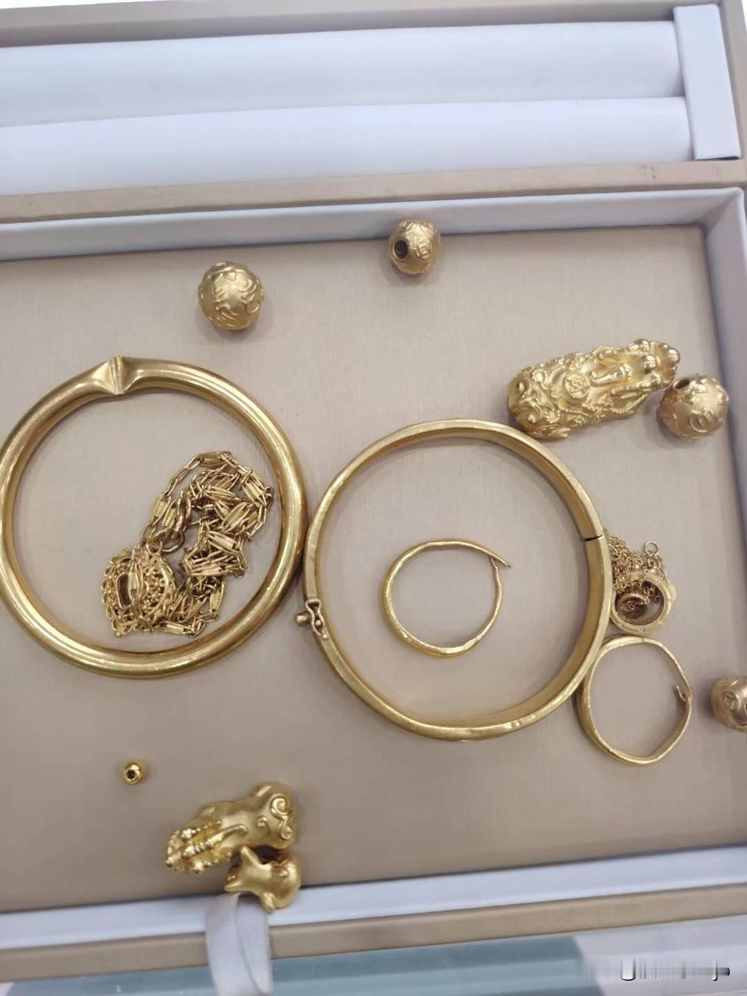 9月5号看了下SPDR Gold Trust的最新持仓，较上日减少1.426吨，