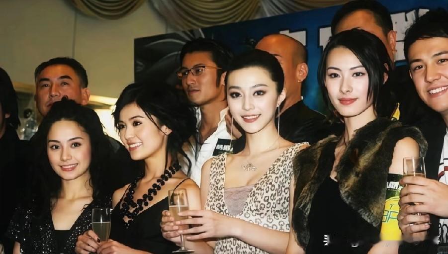 这张合照里梁洛施直接鹤立鸡群，一眼看去就她最亮眼，妥妥把范冰冰艳压了！范冰冰五官