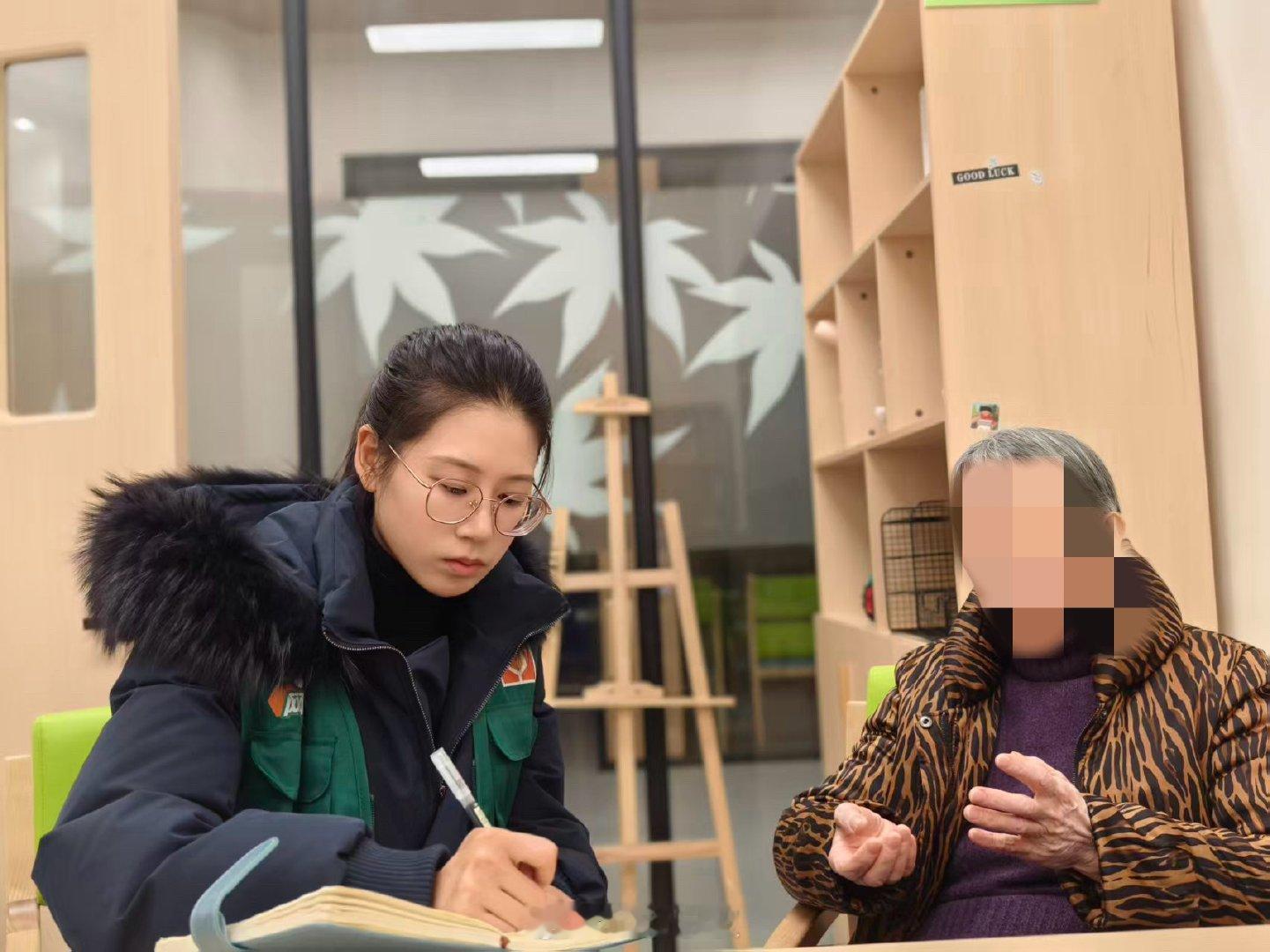 宁波网格员牵线帮助八旬老人和外孙重聚 宁波镇海一养老中心的失独八旬老人朱爷爷、龚