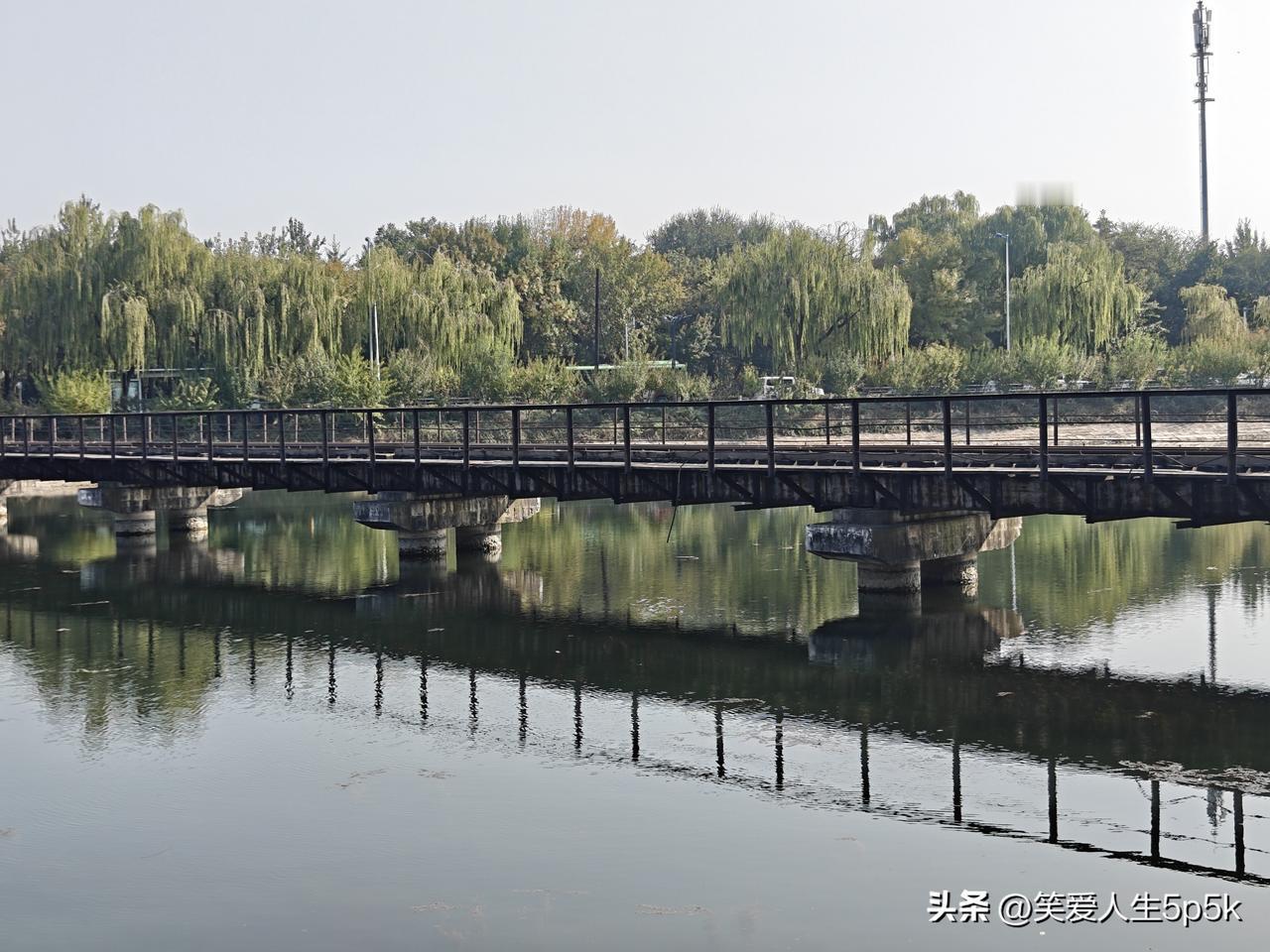 上世纪五十年代，密云城区的铁路桥横跨于此，如今却已成为历史的印记。二十多年来，再